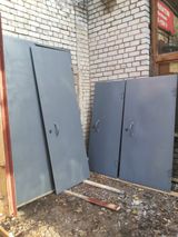 Большая металлическая дверь