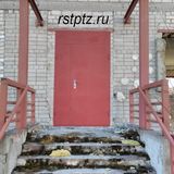 Дверь металлическая с нажимной ручкой