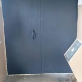 перегородка с ддверью на площадке в подъезде