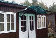 Козырёк над входом