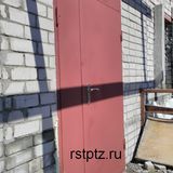 Дверь металлическая с нажимной ручкой