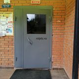 Утеплённые двери со стеклопакетом в подъезд