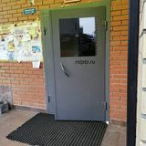Утеплённые двери со стеклопакетом в подъезд
