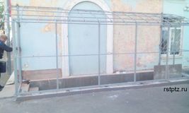 Козырёк над входом
